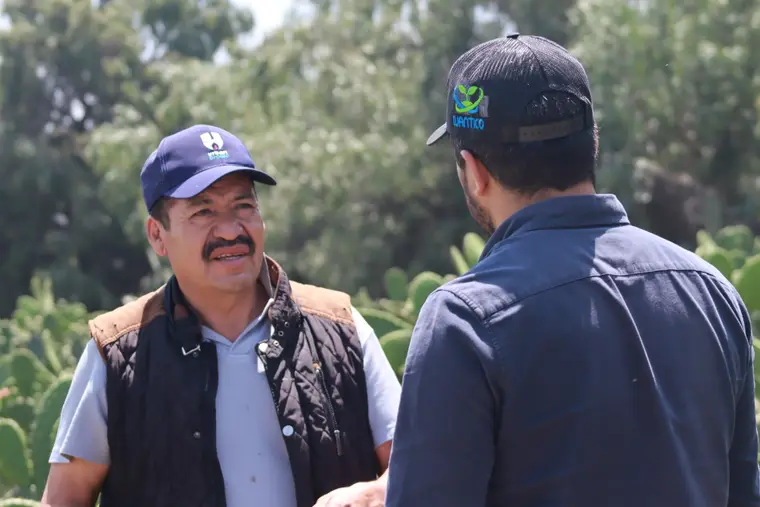 Técnico de Cuántico conversando con un productor